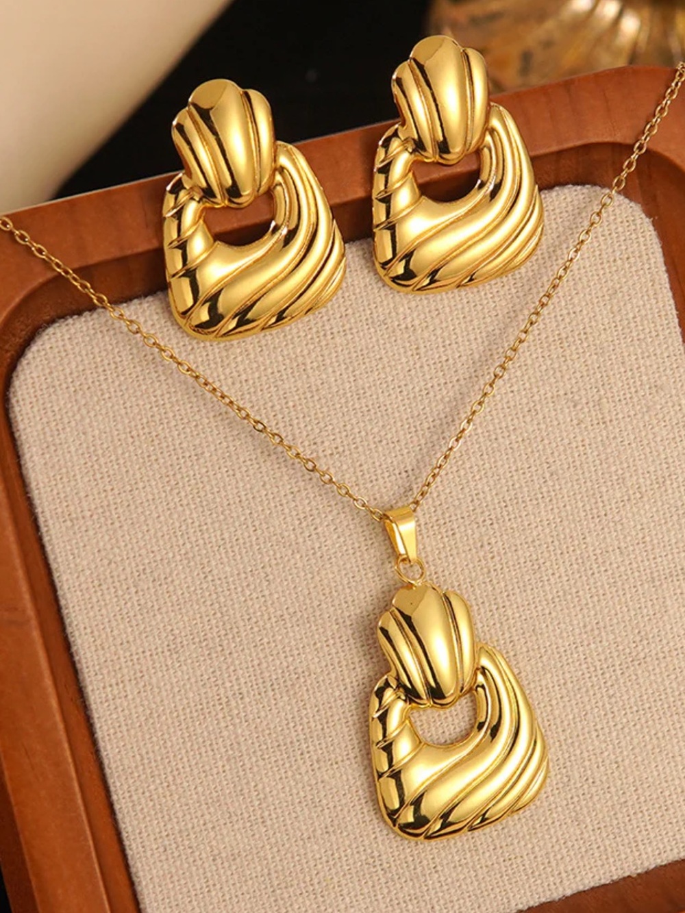 18K Gold Plated Sculpted Loop Pendant Necklace and Earrings Set - NWOT